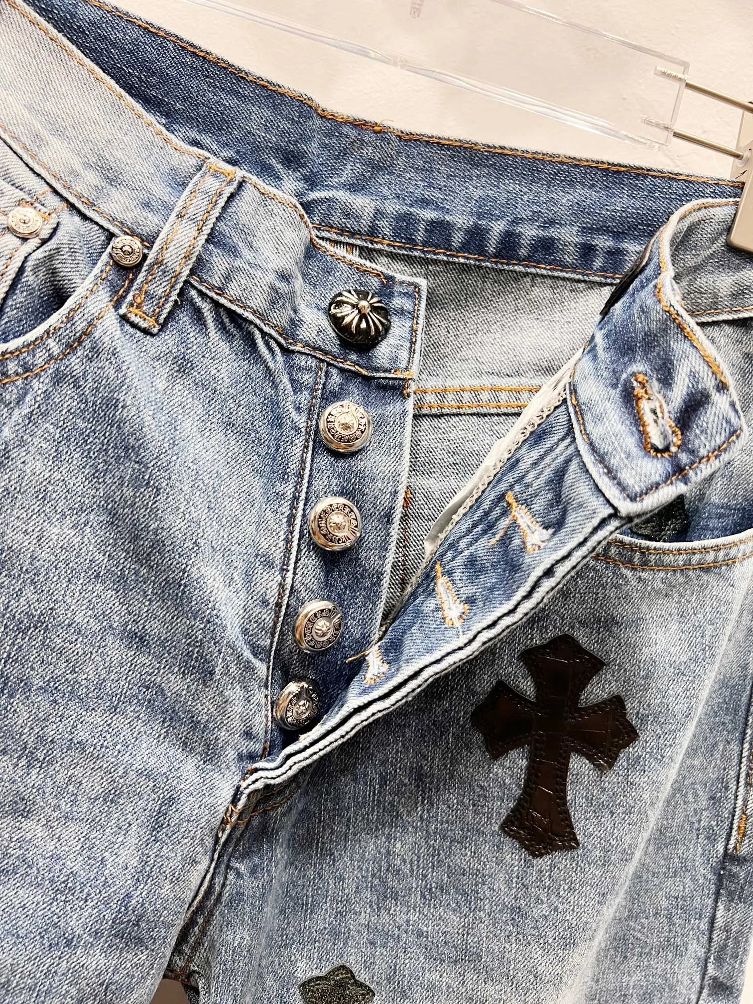 P280 Style No.: (r035) Chrome Hearts & Chrome Hearts Blue Bull Starry Sky Patchwork Leather Cross Jeans - Using starry sky theme patchwork leather elements, mostly presented in the shape of a cross. There is glitter on the surface of the leather, which is dazzling under the light. The unique design has simple and elegant details, exquisite workmanship, the entire trousers are neatly routed, and the details are in place! It’s so cool that both men and women can easily control the genderless trend!  Color: blue Size: S-M-L-XL-XXL
